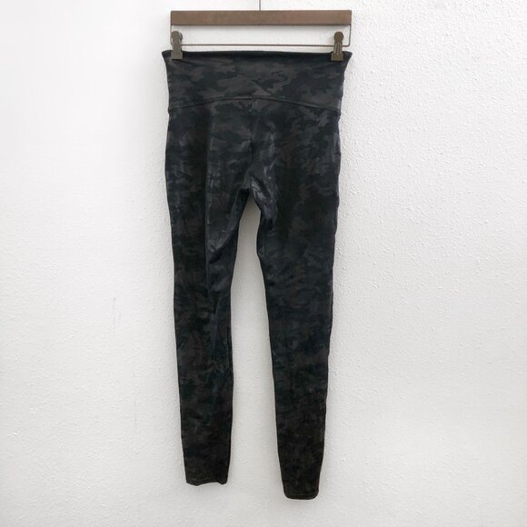SPANX Faux Leather Shiny Camo Leggings Size Large - Picture 3 of 11